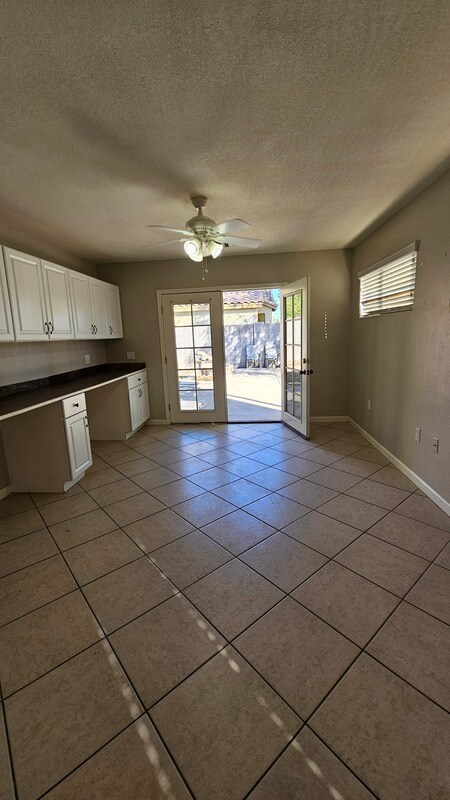 Building Photo - 711 S Roca St