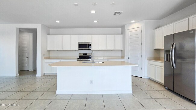 Building Photo - 2563 W Hidalgo Ave