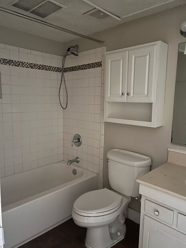 Building Photo - MOVE IN SPECIAL!!-Available 1 Bedroom Apar...