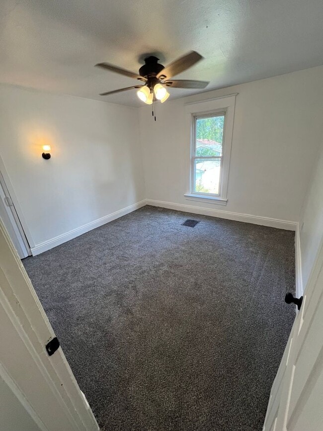 Building Photo - 3 bed /2 bath single family rental home fo...