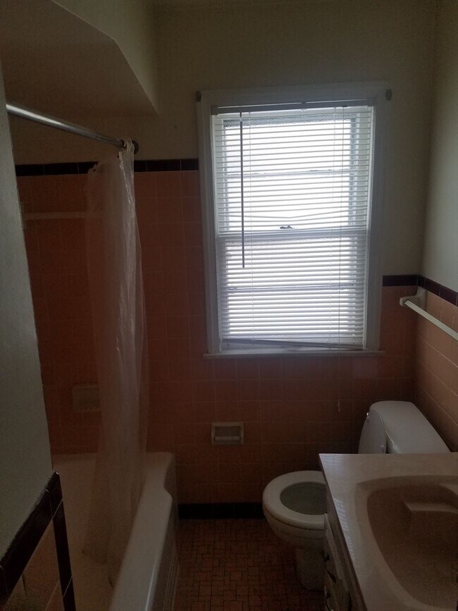 Building Photo - 4 bedroom, 2 full bath bungalow near Cedar and Warrensville
