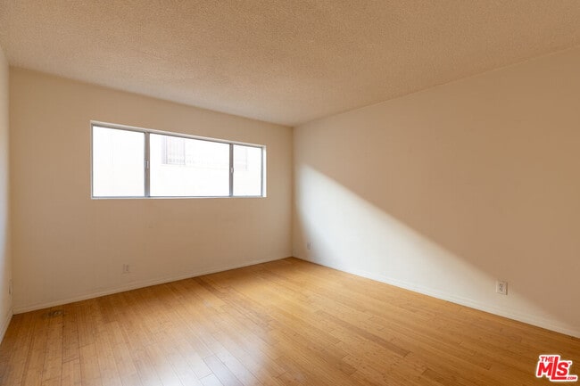 Building Photo - 1033 6th St