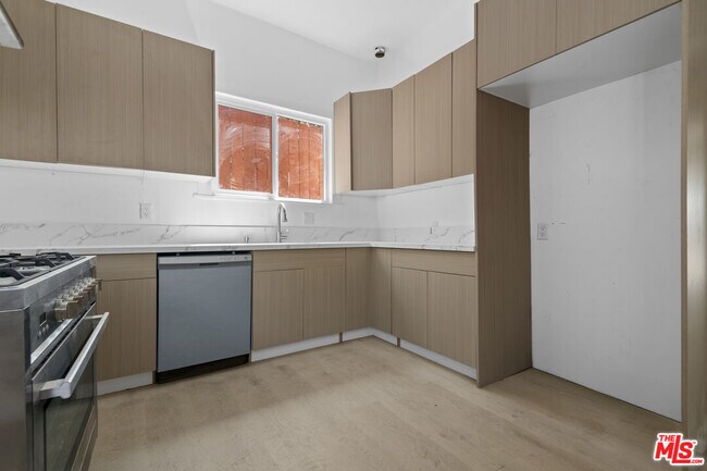 Building Photo - 934 S Mott St