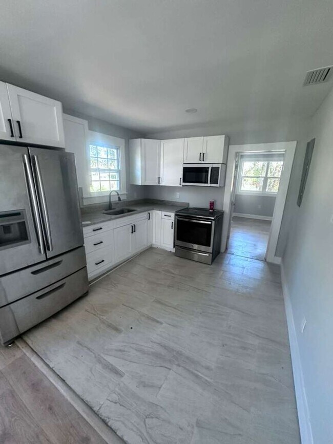 Building Photo - ***TWO WEEKS FREE*** Charming 2BR Home for Rent in Jacksonville – Prime Investment Opportunity!