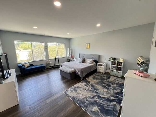 Building Photo - Amazingly Remodeled 4 Bed 4 Bath Luxury Home in North Orange with Solar!