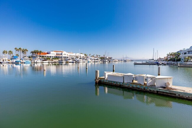 Building Photo - Single Level Condo on the Bay