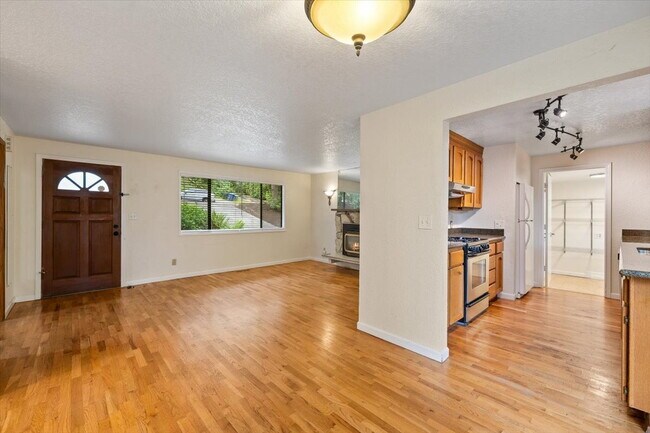 Building Photo - Spacious 3 bed 2.5 bath in Eastgate neighborhood.