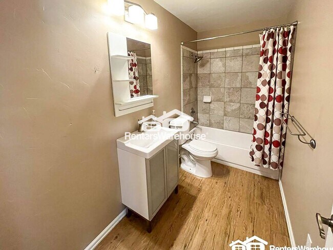 Building Photo - 12093 W Cross Dr