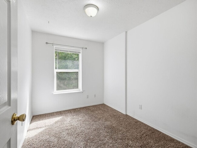 Building Photo - 580 7th Ct
