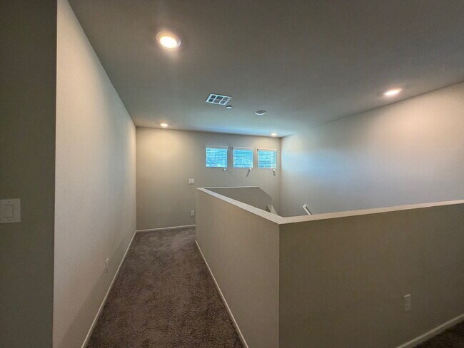 Building Photo - GATED 4 BED 2.5 BATH 2 CAR GARAGE SINGLE FAMILY HOME w/ LOFT, BEDROOM DOWNSTAIRS, NEXT TO COMMUNI...