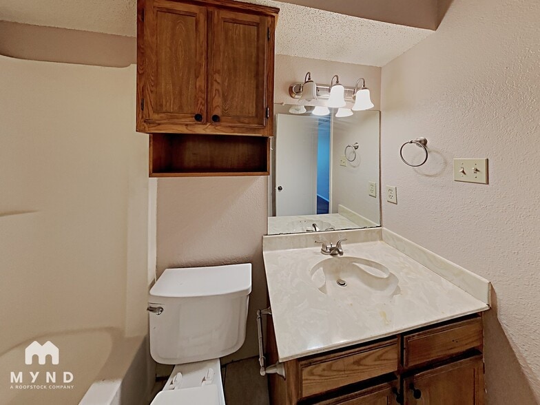 Building Photo - 5515 Brookview Ct