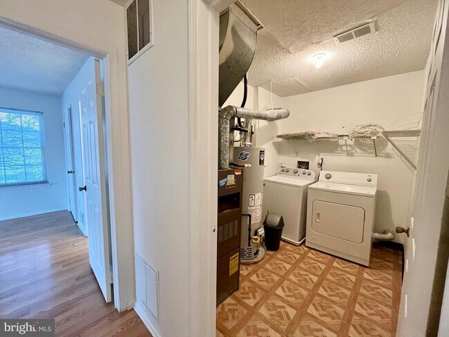 Building Photo - 6 Kite Ct