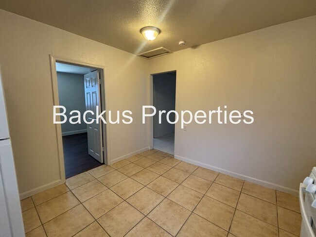 Building Photo - 516 James St