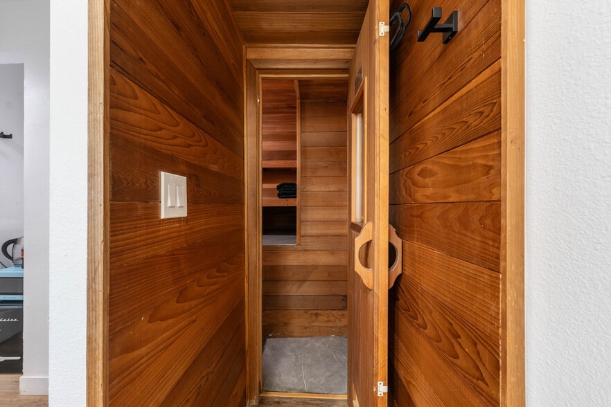 Private sauna in Detached guest house - 3541 Multiview Dr