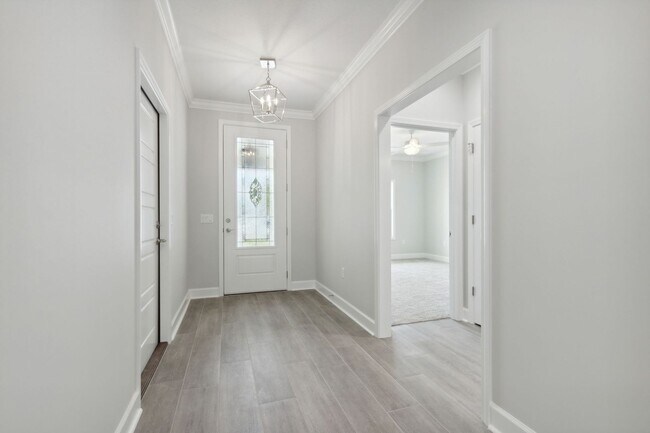 Building Photo - Resort Style living, minutes to town!