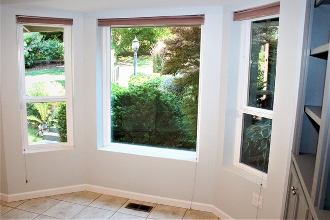 Building Photo - 321 Keach Ct