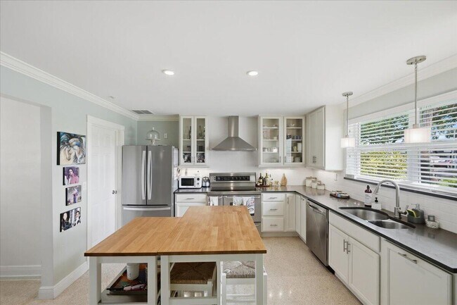 Building Photo - 206 SE Wentworth Dr