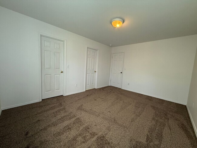 Building Photo - CHECK OUT THIS SPACIOUS TOWNHOUSE IN REDMO...
