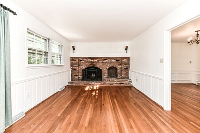 Building Photo - Spacious 4 Bed 2/2 Bath Home with Park-Lik...