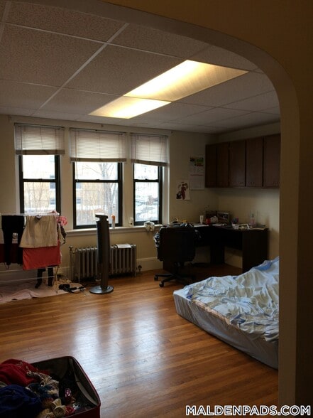 Building Photo - 349 Pleasant St