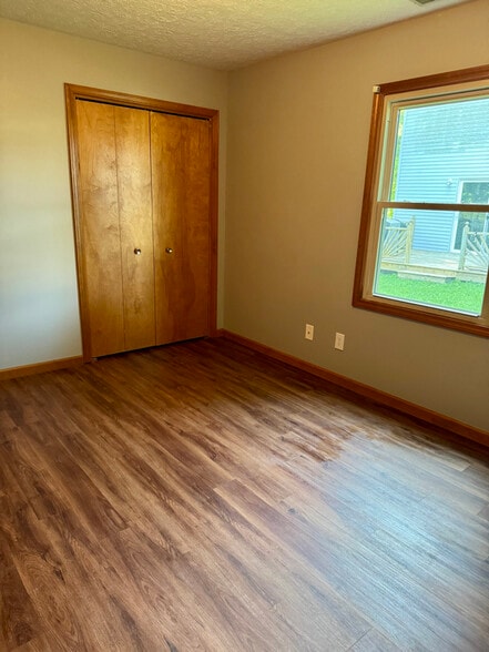 Building Photo - 403 S Park Square Dr