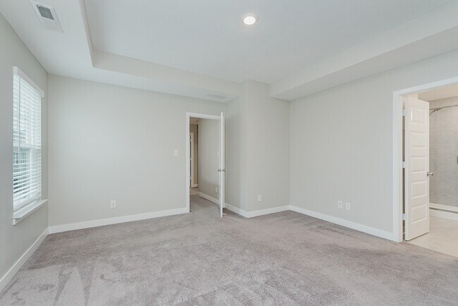Building Photo - Beautiful Townhome in Carmel