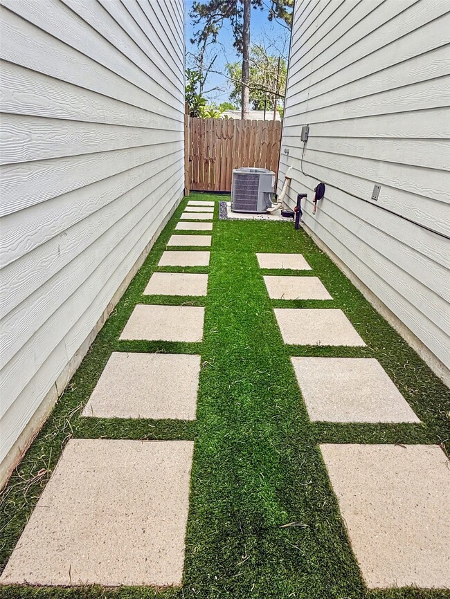 Building Photo - 825 Woodcrest Dr