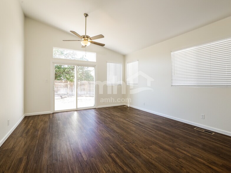 Building Photo - 2215 Eagle Greens Dr