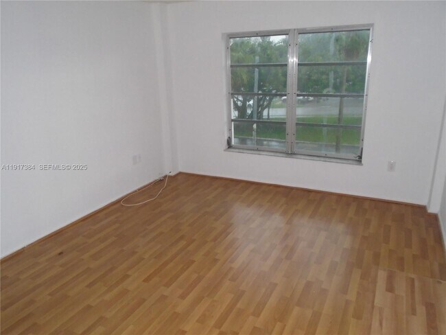 Building Photo - 4174 Inverrary Dr