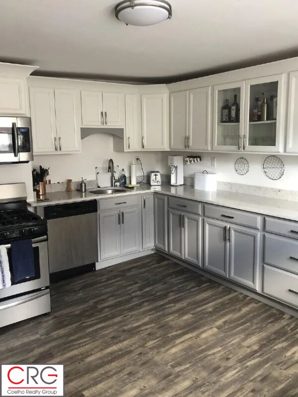 Building Photo - 70 School St