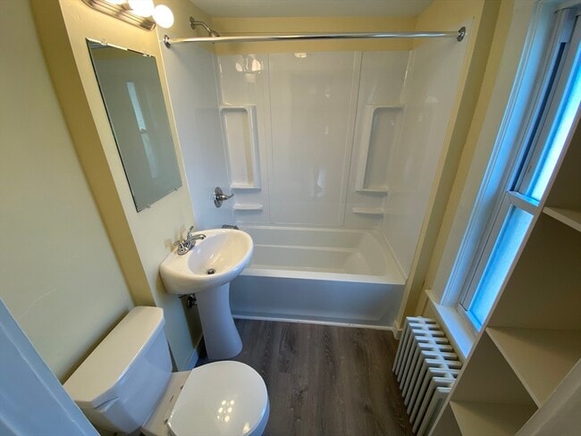 Building Photo - 114 King St