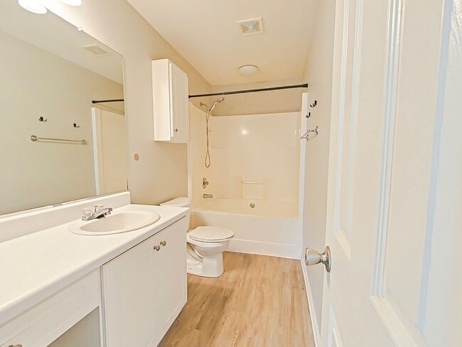 Building Photo - 2BR/2BA located near Doctor's Hospital / A...