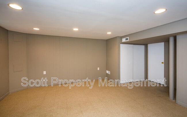 Building Photo - 8627 Willow Oak Rd