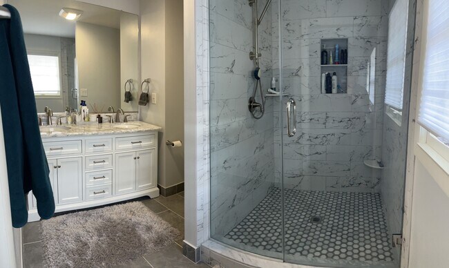 Building Photo - 8445 N Greenvale Rd