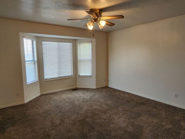 Building Photo - 4 Bd  2.5 Bath Home in West Jordan