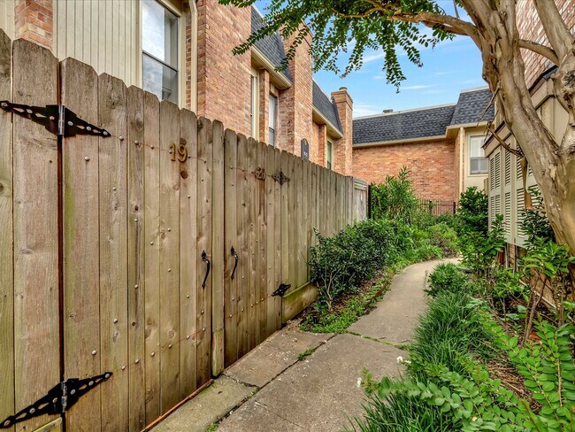 Building Photo - 1601 S Shepherd Dr