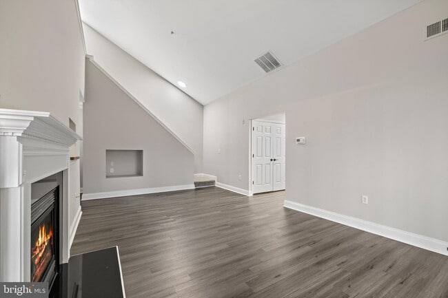 Building Photo - 6520 Lake Park Dr