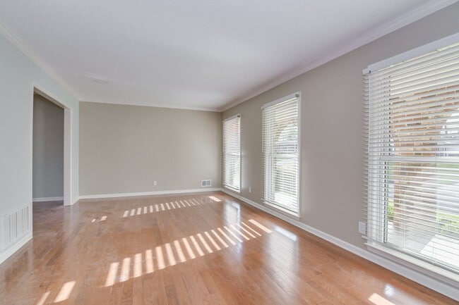 Building Photo - Great Location 4 Bedroom