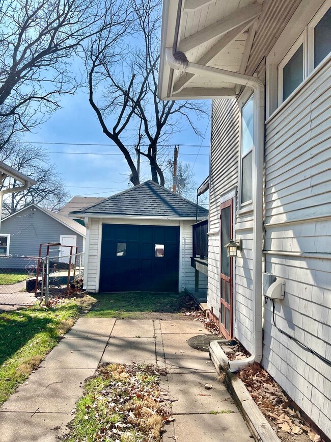 Building Photo - Huge Home Full of Character in the heart of MHK