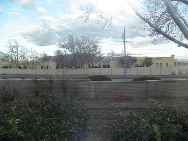 Building Photo - 813 Country Club Dr SE