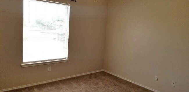 Building Photo - 619 Rolling Hills Dr