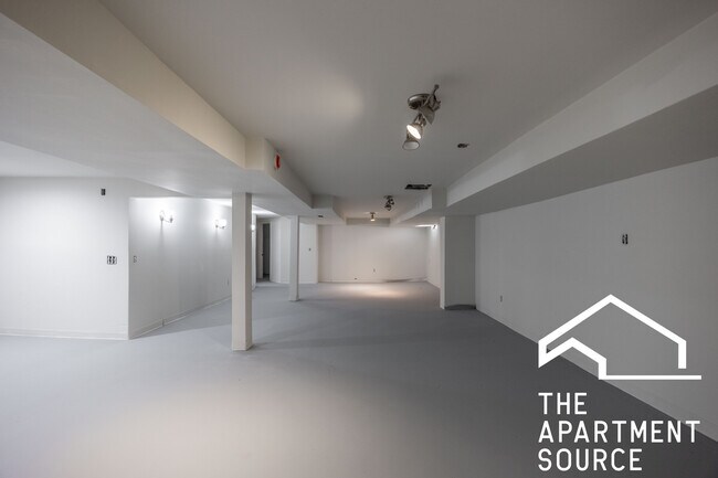 Building Photo - 1749 E 71st Pl