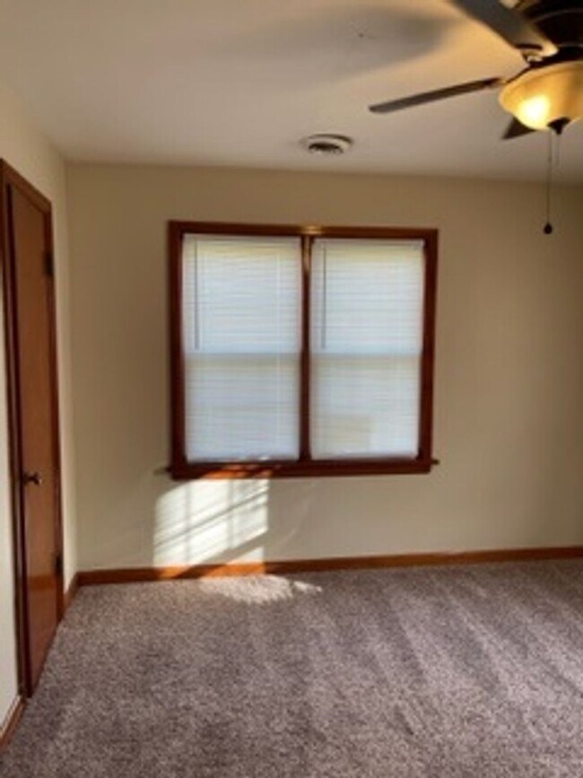 Building Photo - Great Springfield Location! 2 Bed / 1 Bath