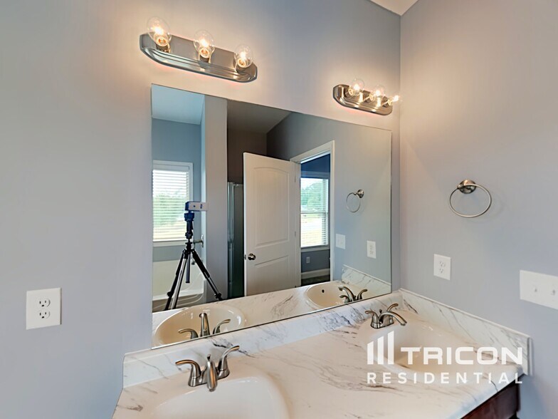 Building Photo - 249 White Creek Dr