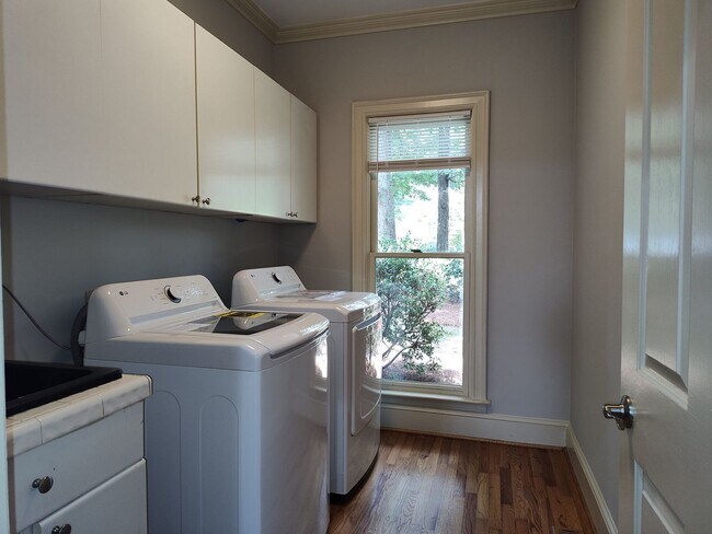 Building Photo - Stunning home located in the Popular Piper Glenn Community!