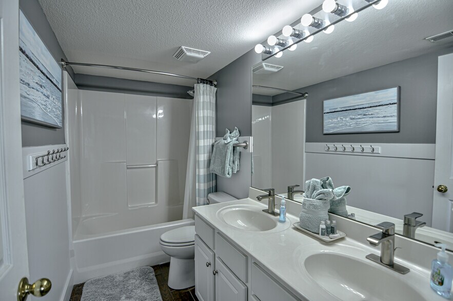 Building Photo - 4800 Eagleview Dr
