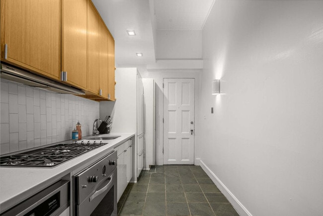 Building Photo - 3 E 9th St