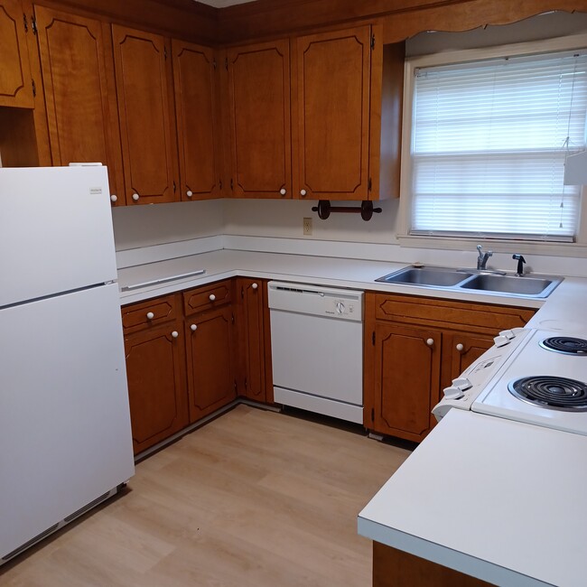 Kitchen - 516 W Cedar St