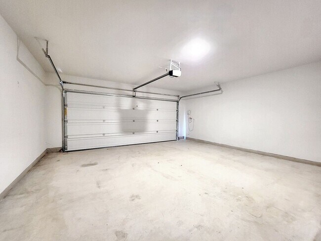 Building Photo - Beautiful 3-Bedroom, 2-Bath Modern Home fo...