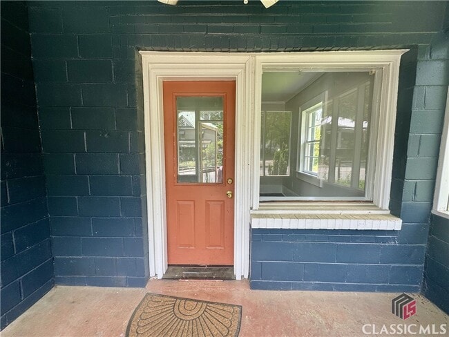 Primary Photo - 1376 W Hancock Ave